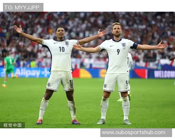 凯恩主动关心小贝林与特尔交流展现老好人本色 凯恩主动关心小贝林与特尔交流展现老好人本色